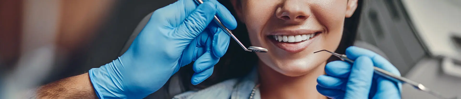 Chirurgiens-dentistes traitant une patiente - La Communauté MACSF